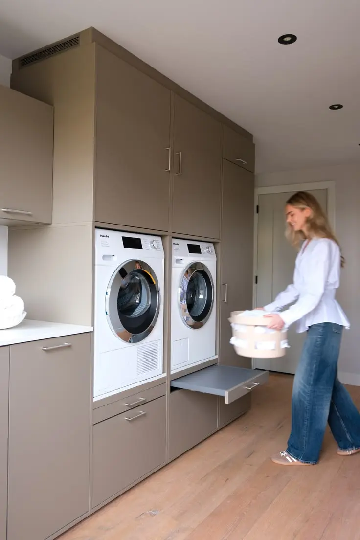 نمونه‌ای از روشویی کابینتی در یک فضای تجاری با طراحی کاربردی و مدرن