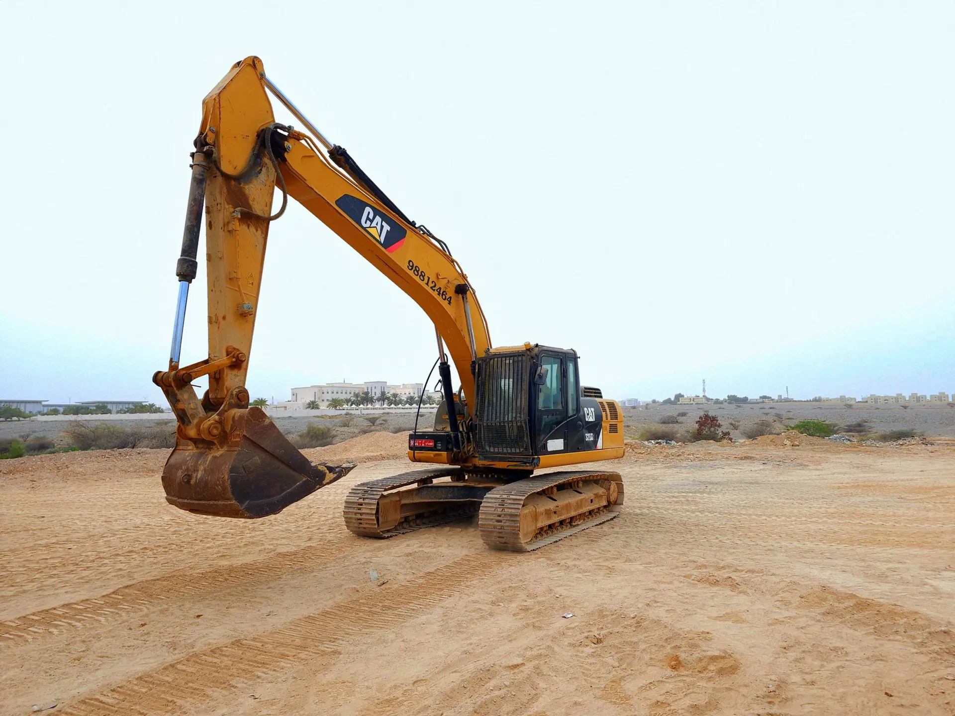 بیل مکانیکی در حال خاکبرداری در یک پروژه ساختمانی