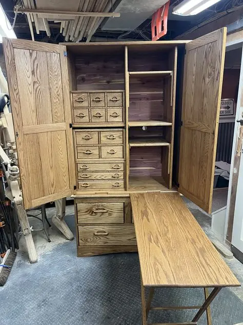 کابینت چوبی با دانهبندی زیبا در آشپزخانه