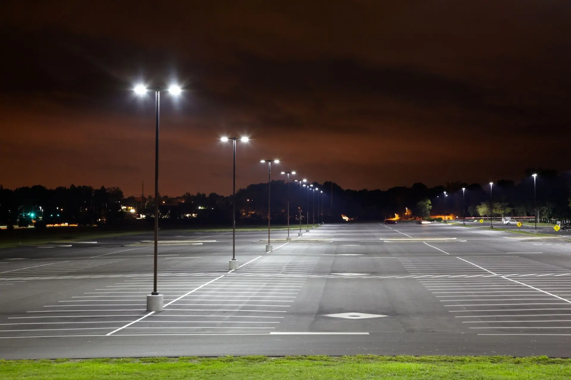 نورپردازی پارکینگ با چراغ‌های LED در شب