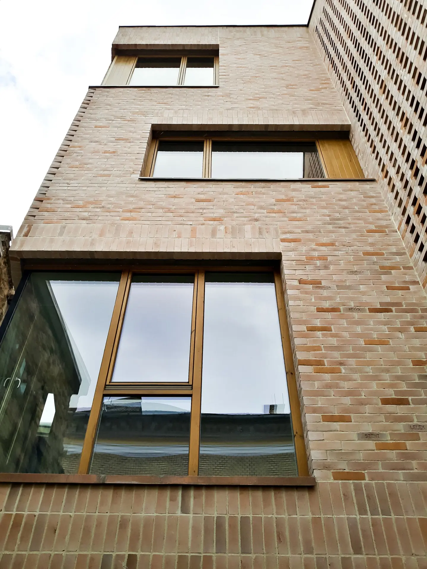 نمای آجری در یک ساختمان مدرن با طراحی خلاقانه و ترکیب رنگی متنوع
