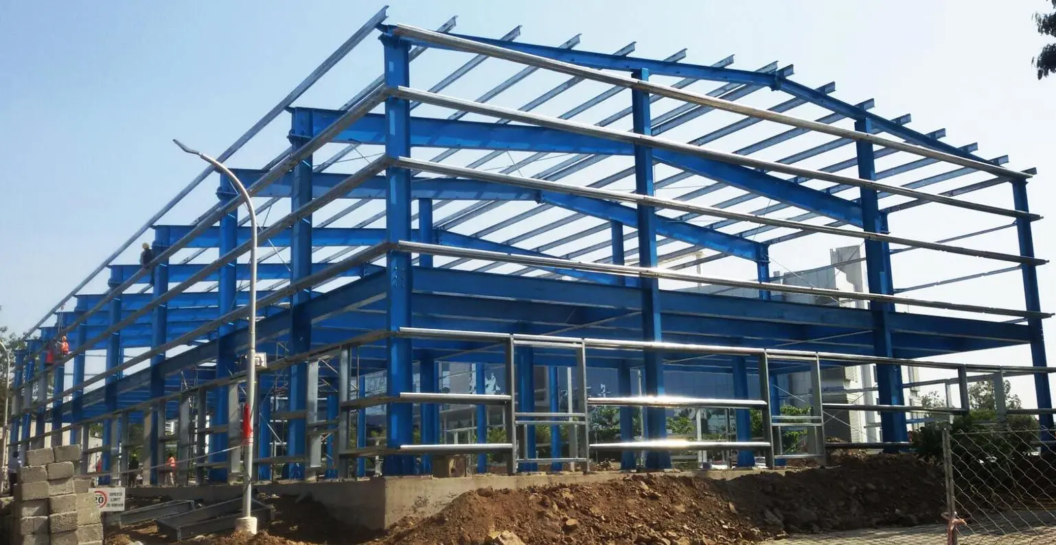 ساختار فلزی و آجری یک انبار که نشاندهنده اهمیت تأسیسات مکانیکی در ساختمانهای صنعتی است