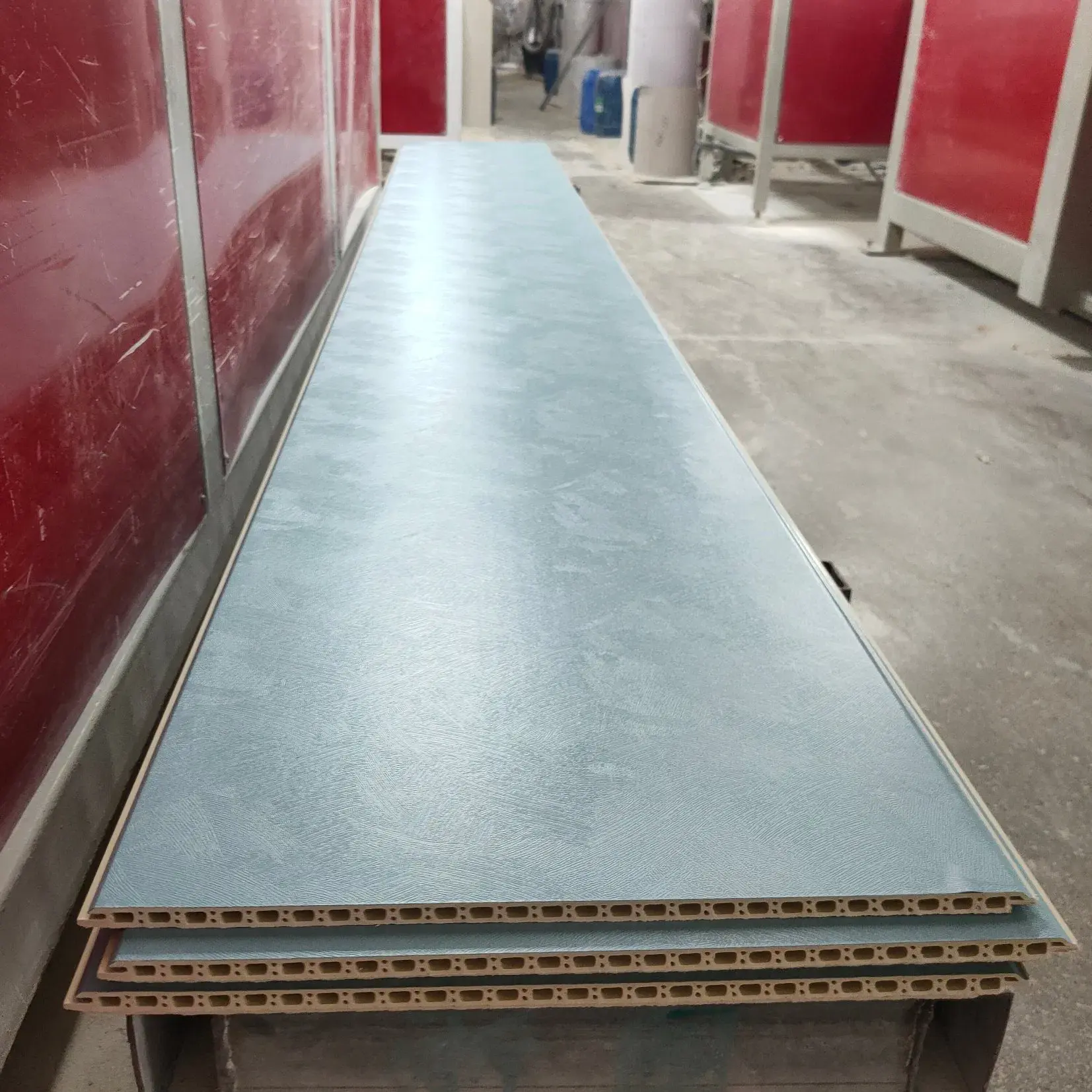 دیوارپوش PVC با طرح شبیه به سنگ طبیعی در یک فضای داخلی مدرن