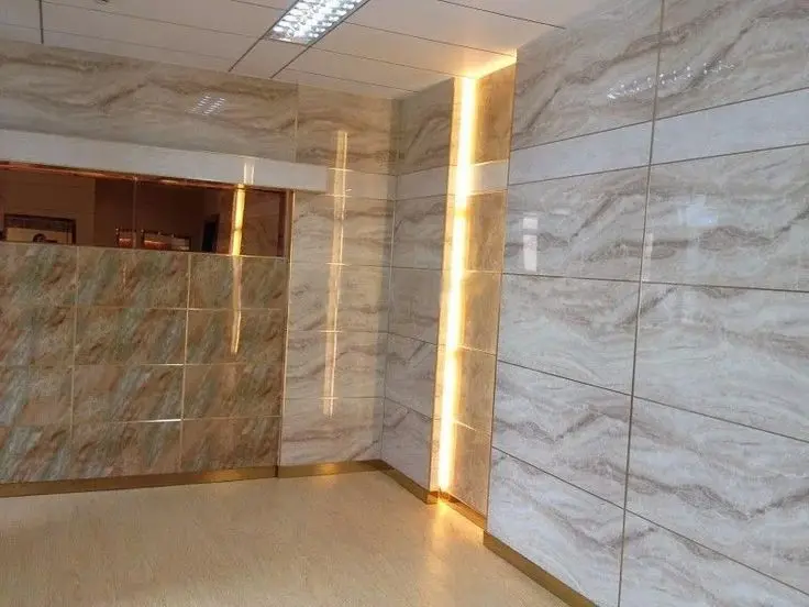 نصب دیوارپوش PVC در یک آشپزخانه مدرن با رنگ‌های روشن