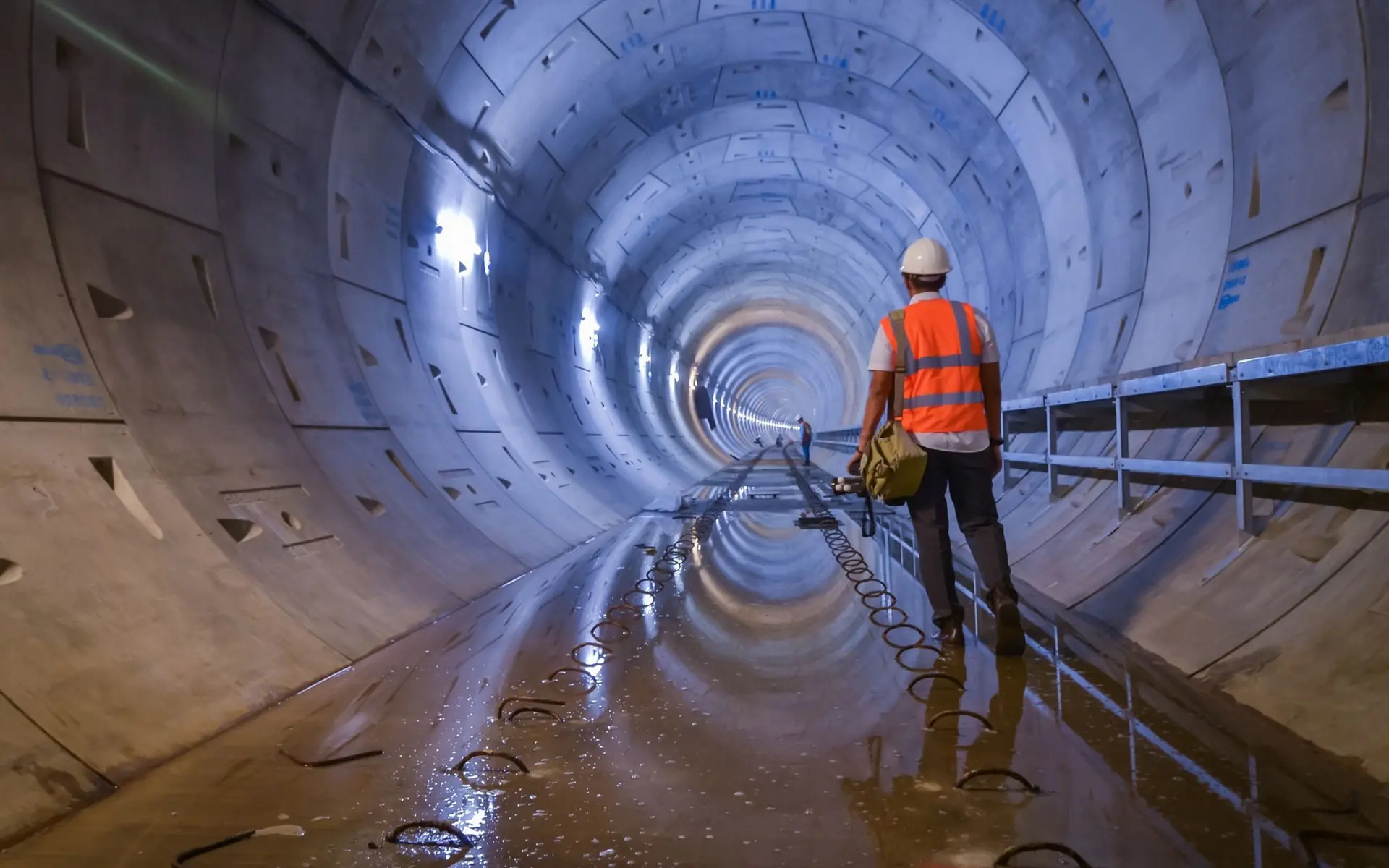 دستگاه TBM در حال حفر تونل با ابزارهای برشی و سیستمهای پشتیبانی دیواره