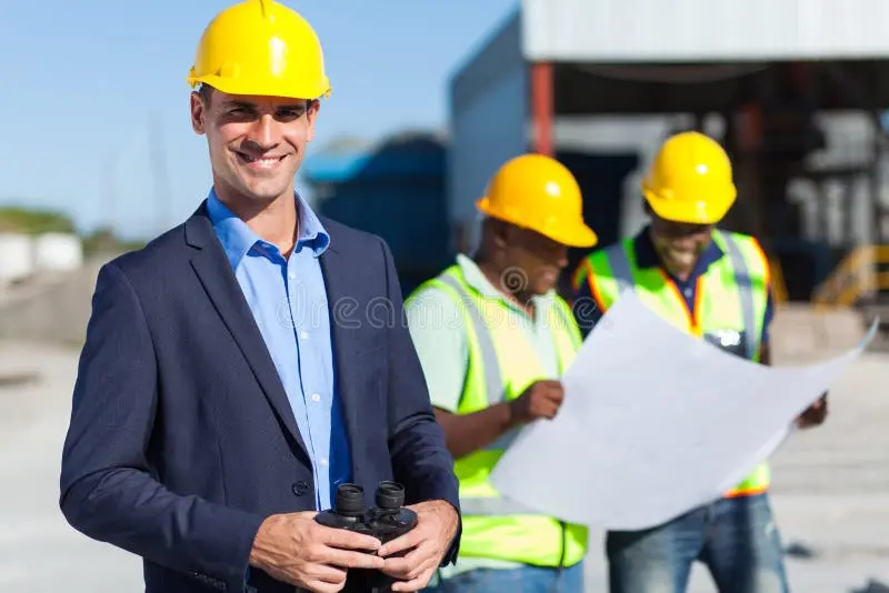 مهندس ناظر در حال بررسی ایمنی و کیفیت کارهای ساختمانی با استفاده از ابزارهای اندازه‌گیری