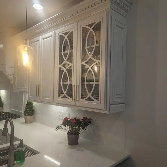 کابینت شیشه‌ای با فریم چوبی در کتابخانه با نمایش کتاب‌های ارزشمند