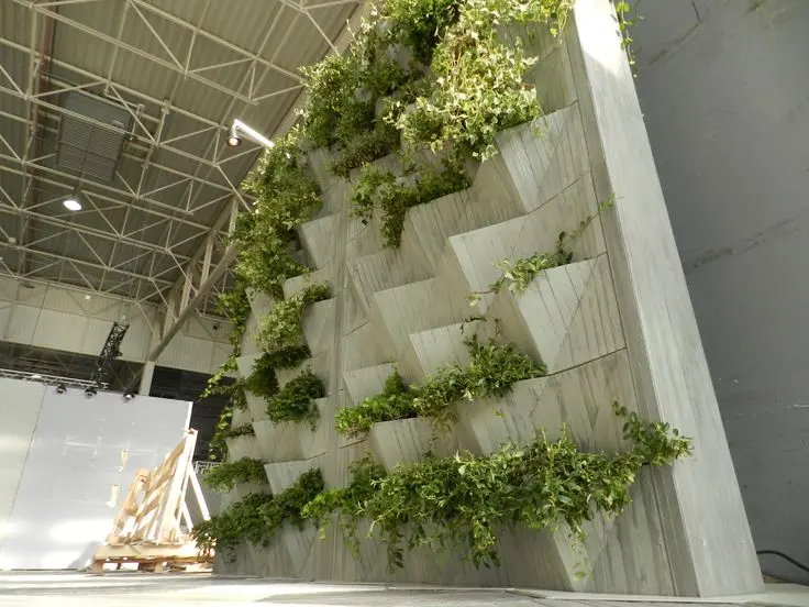 سقف سبز بر روی ساختمان مسکونی با گیاهان متنوع و لایه خاک مشخص