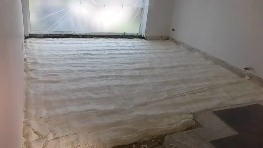 نمونه‌ای از عایق‌کاری کف با استفاده از فوم پلی‌اورتان اسپری