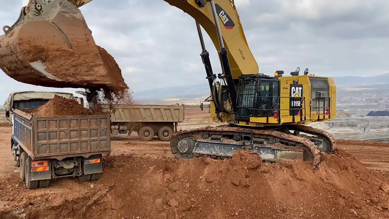 بیل مکانیکی در حال حفر خاک در یک پروژه عمرانی